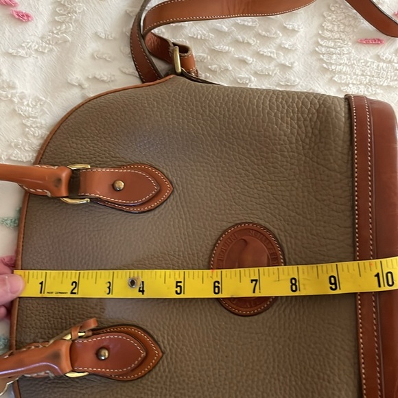 Beautiful Vintage Dooney&Bourke Dome Satchel..Taupe with British Tan details. - Picture 11 of 13